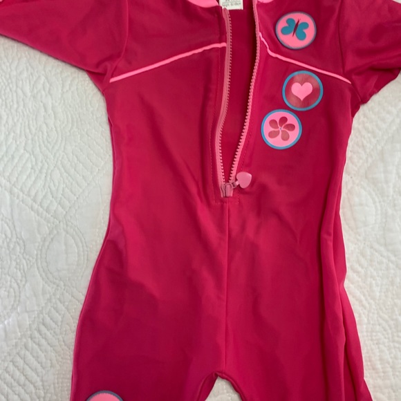 Swimsuit size 3M-6M
Mini Mode Dark Pink - Picture 4 of 6